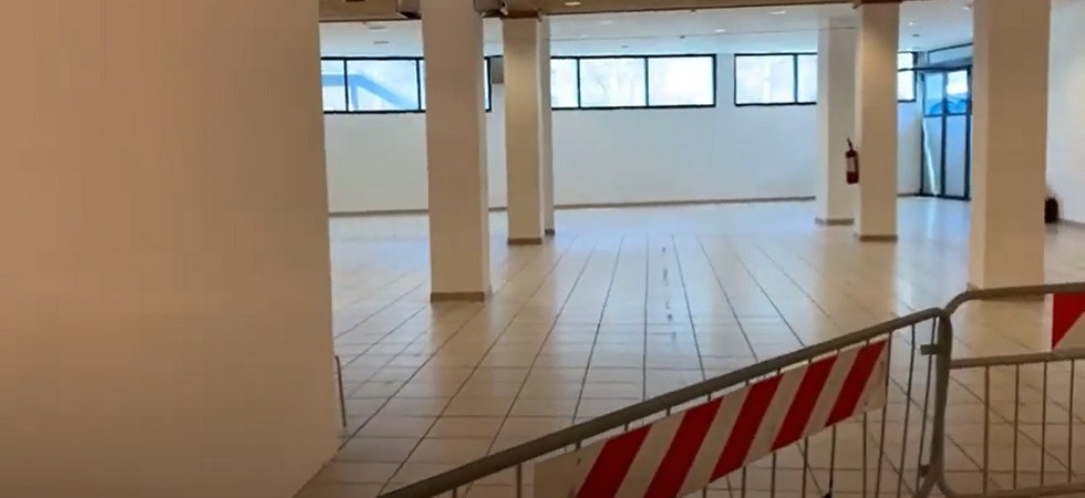 Il punto vaccinale a Trento in versione minimal tra mezzo padiglione inutilizzato e spazi ridotti all'osso
